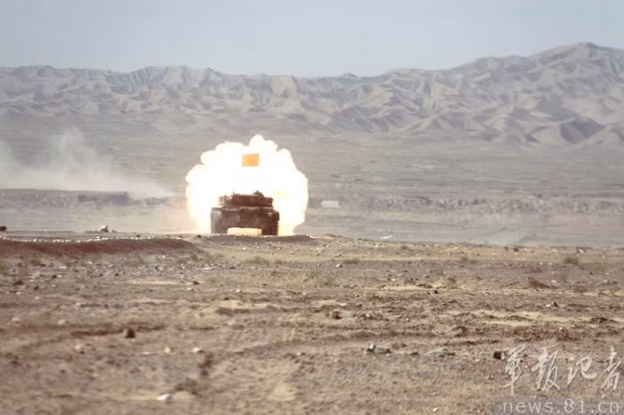 Giữa hoang mạc, tân binh tăng thiết giáp Tân Cương lần đầu tiên nhả đạn
