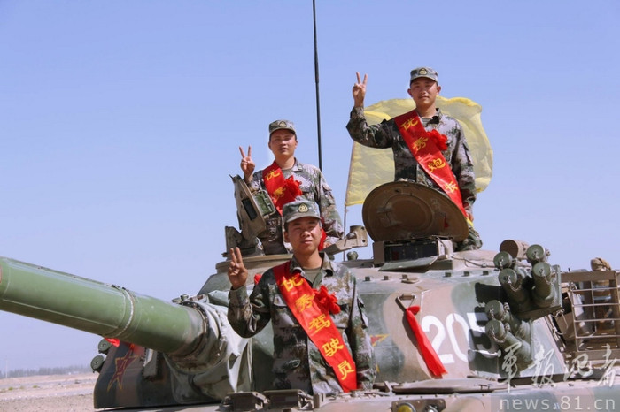 Những tân binh hoàn thành nhiệm vụ được khen thưởng ngay trên thao trường