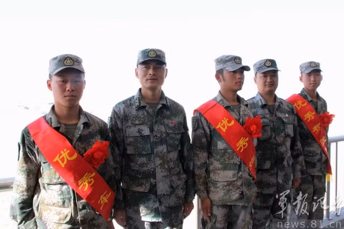 Những tân binh lực lượng tăng thiết giáp quân khu Tân Cương được khen thưởng