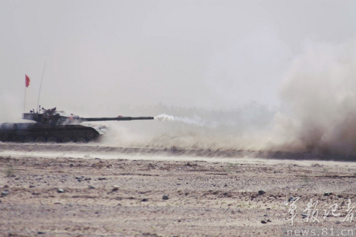 Khói đạn còn vương lại trên nòng pháo