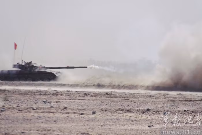 Khói đạn còn vương lại trên nòng pháo