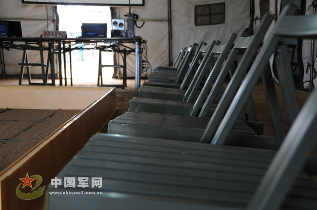 Bên trong sở chỉ huy Bên trong sở chỉ huy