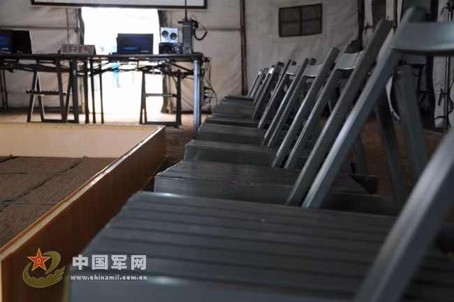 Bên trong sở chỉ huy Bên trong sở chỉ huy