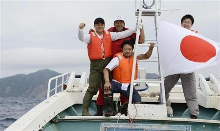 Một nhóm 6 nghị sĩ Nhật Bản cùng khoảng 30 quan chức địa phương và các thành viên tổ chức "Cố lên Nhật Bản" đã đến khu vực đảo Senkaku ngày hôm qua 10/6