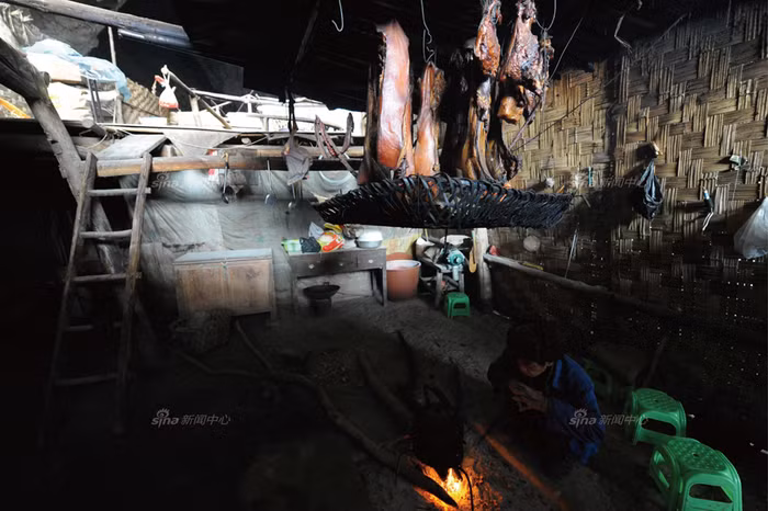 Thịt thú săn được treo lên gác bếp