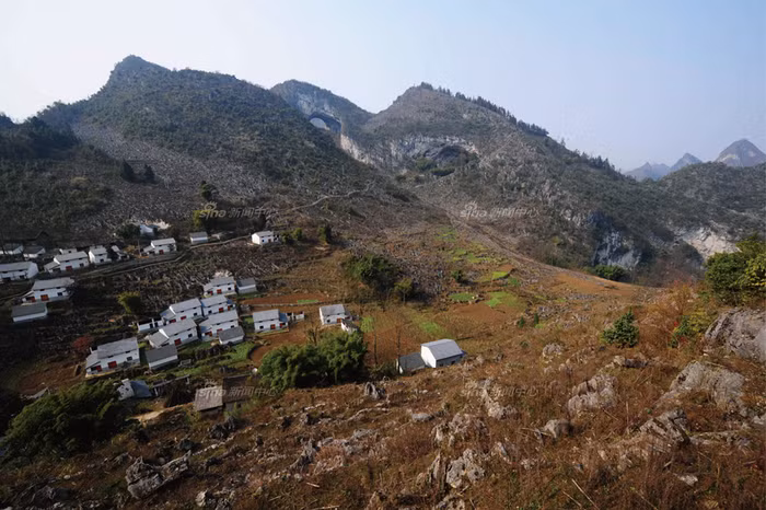 Làng bản xung quanh động Động Trung