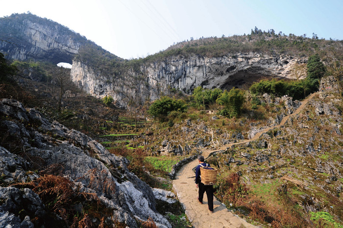 Gùi hàng, sức người vẫn là chủ yếu