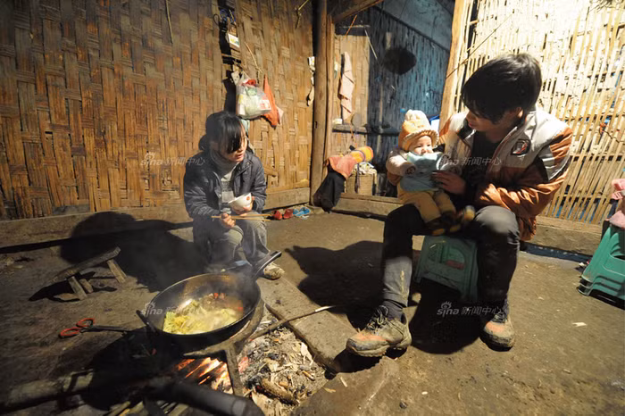 Bếp ga, ánh điện, ti vi tủ lạnh vẫn là những đồ vật lạ với họ