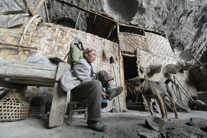 Một người đàn ông vừa trở về nhà