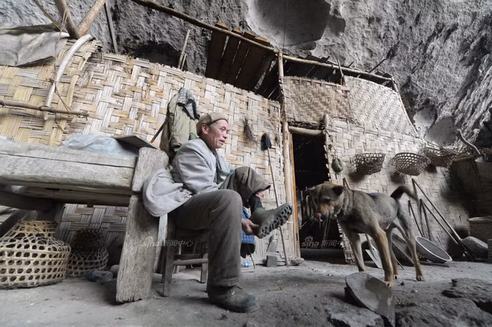 Một người đàn ông vừa trở về nhà