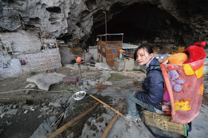 Một thiếu nữ Bố Y địu em