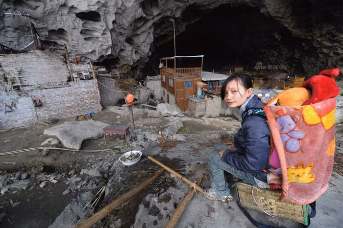 Một thiếu nữ Bố Y địu em