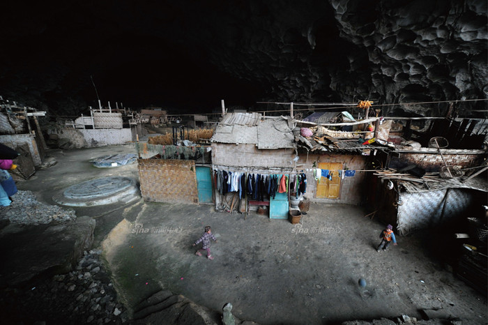 Những căn phòng hết sức tồi tàn được dựng lên sau khi người ta phát hiện ra sự tồn tại của cộng đồng này