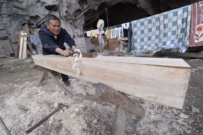 Bào gỗ tự đóng cho mình một cỗ "hậu sự"