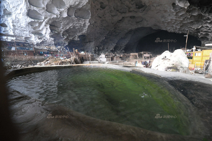 Một ao nước trước cửa động là nguồn cung cấp nước sinh hoạt cho hơn 80 người