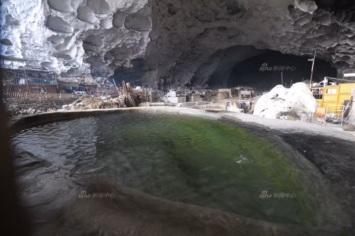 Một ao nước trước cửa động là nguồn cung cấp nước sinh hoạt cho hơn 80 người