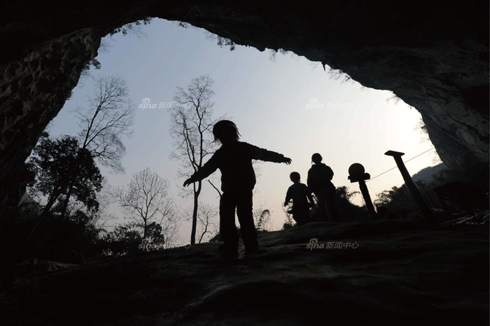 Những đứa trẻ Bố Y vui chơi trước cửa động và cũng là ngôi nhà, ngôi làng của chúng