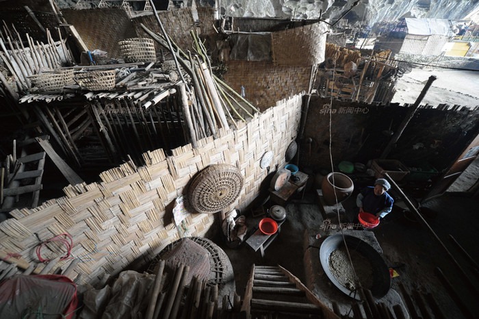 Những gian được gọi là nhà hay phòng này quây bằng phên nứa