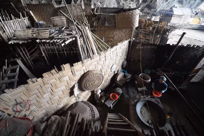 Những gian được gọi là nhà hay phòng này quây bằng phên nứa