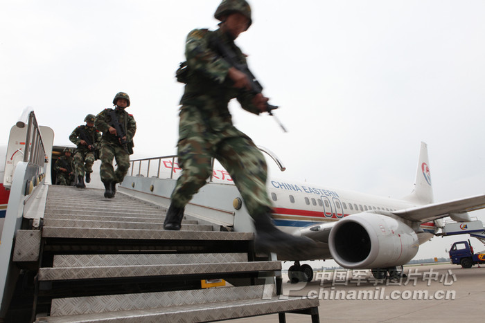 Cơ động xuống nơi tập kết Cơ động xuống nơi tập kết