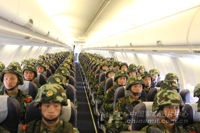 Lực lượng diễn tập tập trung đầy đủ trên 1 chiếc máy bay dân dụng chuẩn bị xuất phát Lực lượng diễn tập tập trung đầy đủ trên 1 chiếc máy bay dân dụng chuẩn bị xuất phát