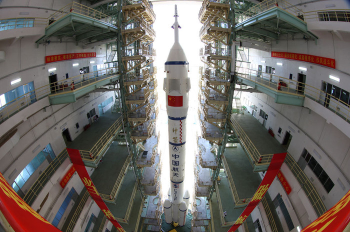 Các khoang tên lửa đẩy Trường Chinh 2 được lắp đặt trước khi đưa ra bệ phóng Các khoang tên lửa đẩy Trường Chinh 2 được lắp đặt trước khi đưa ra bệ phóng