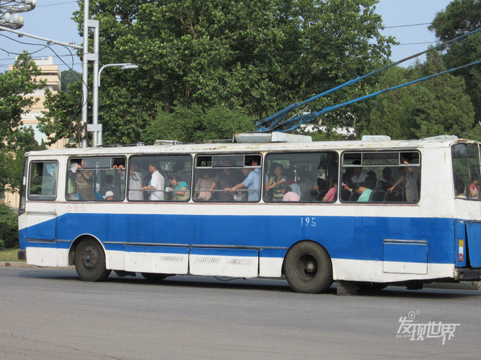 Xe bus đưa đón người dân Xe bus đưa đón người dân