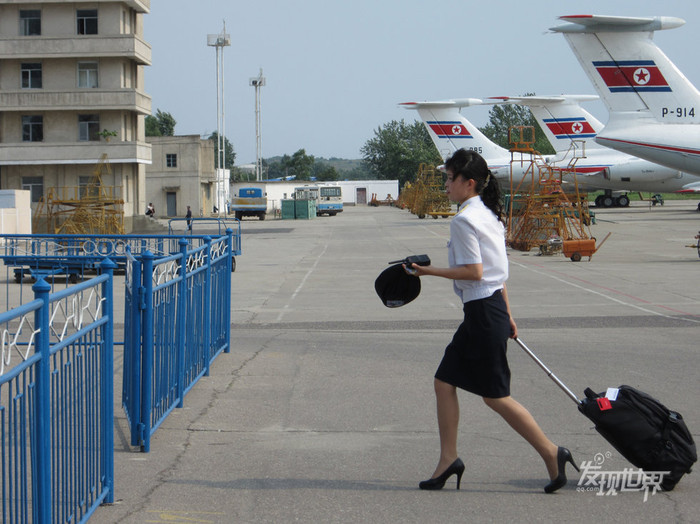 Một nữ tiếp viên hàng không Bắc Triều Tiên vừa hoàn thành nhiệm vụ Một nữ tiếp viên hàng không Bắc Triều Tiên vừa hoàn thành nhiệm vụ