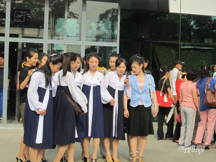 Nữ sinh Bắc Triều Tiên trong trang phục truyền thống Nữ sinh Bắc Triều Tiên trong trang phục truyền thống