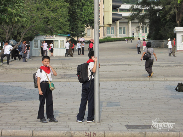 Các em học sinh vai đeo khăn quàng đỏ Các em học sinh vai đeo khăn quàng đỏ