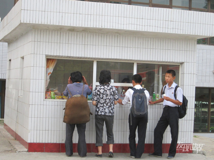 Học sinh ở Bình Nhưỡng thưởng thức kem sau khi tan học Học sinh ở Bình Nhưỡng thưởng thức kem sau khi tan học