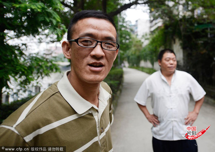 Trước khi biểu diễn, khuôn mặt người đàn ông 43 tuổi này hoàn toàn bình thường Trước khi biểu diễn, khuôn mặt người đàn ông 43 tuổi này hoàn toàn bình thường