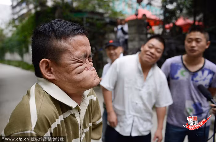 "Quỷ mặt nát" biểu diễn tuyệt kỹ đường phố: Dùng môi dưới che kín mũi khiến khuôn mặt biến dạng hoàn toàn