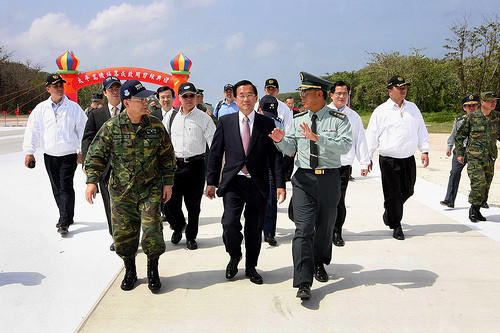 Trước khi kết thúc nhiệm kỳ, Trần Thủy Biển đã bay ra thị sát đảo Ba Bình năm 2008, một động thái leo thang chưa từng có tiền lệ làm phức tạp tình hình tranh chấp chủ quyền biển Đông - Trường Sa