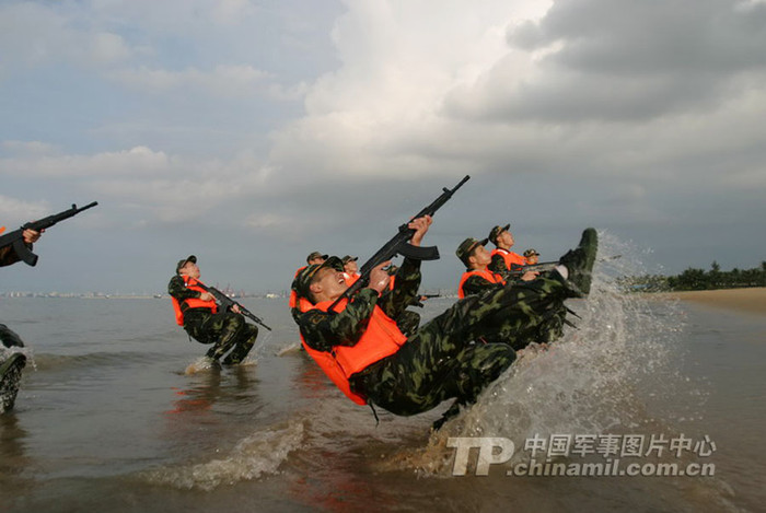 Bài tập khó hơn, vừa nhào lộn vừa bắn mục tiêu Bài tập khó hơn, vừa nhào lộn vừa bắn mục tiêu