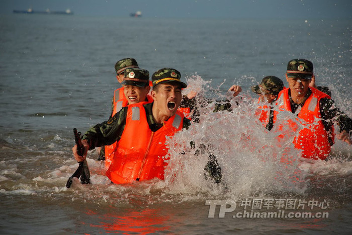 Tập chiến thuật truy đuổi phần tử khủng bố dưới nước Tập chiến thuật truy đuổi phần tử khủng bố dưới nước