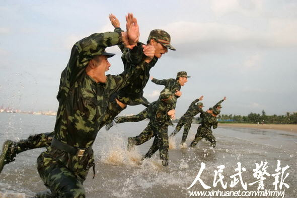 Huấn luyện võ thuật đối kháng ngoài bãi biển Huấn luyện võ thuật đối kháng ngoài bãi biển