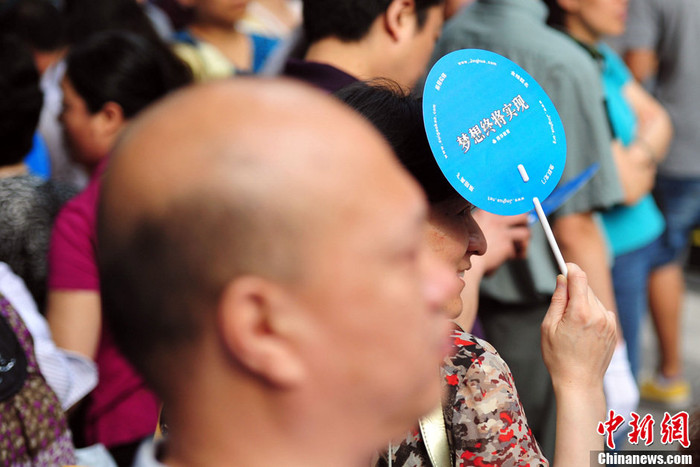 Những phụ huynh Trung Quốc đưa con đi thi Những phụ huynh Trung Quốc đưa con đi thi