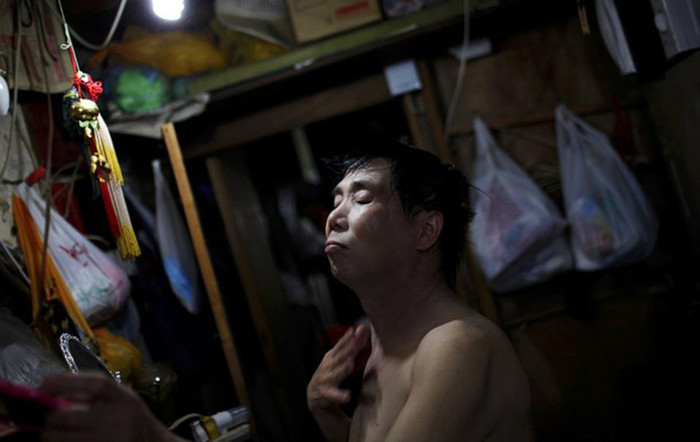 Và khi trở về "nhà", lại là một khoảng trống cô đơn, vô định