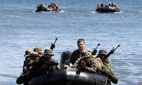 Tập trận chung Mỹ - Philippines 25/4. Philippines đang nỗ lực nâng cao năng lực quốc phòng, dựa vào nội lực, đồng thời tranh thủ tối đa sự giúp đỡ từ bên ngoài, đặc biệt là Mỹ - Nhật Bản. Nhưng nếu cho rằng dựa vào Mỹ đế chống Trung Quốc sẽ là một sai lầm, chỉ có thể lợi dụng xu thế Mỹ quay lại biển Đông để củng cố khả năng phòng thủ cho mình và nâng cao vị thế trên bàn đàm phán Tập trận chung Mỹ - Philippines 25/4. Philippines đang nỗ lực nâng cao năng lực quốc phòng, dựa vào nội lực, đồng thời tranh thủ tối đa sự giúp đỡ từ bên ngoài, đặc biệt là Mỹ - Nhật Bản. Nhưng nếu cho rằng dựa vào Mỹ đế chống Trung Quốc sẽ là một sai lầm, chỉ có thể lợi dụng xu thế Mỹ quay lại biển Đông để củng cố khả năng phòng thủ cho mình và nâng cao vị thế trên bàn đàm phán