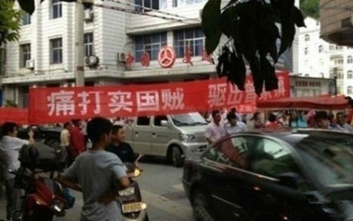 Nhóm người này đi khắp phố giăng biểu ngữ, miệng liên tục chửi bới gia đình nạn nhân là "bán nước" Nhóm người này đi khắp phố giăng biểu ngữ, miệng liên tục chửi bới gia đình nạn nhân là "bán nước"