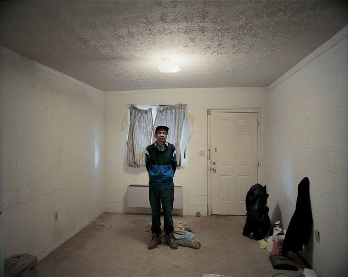 Một căn phòng đơn giản, hầu như chẳng có đồ đạc gì Một căn phòng đơn giản, hầu như chẳng có đồ đạc gì