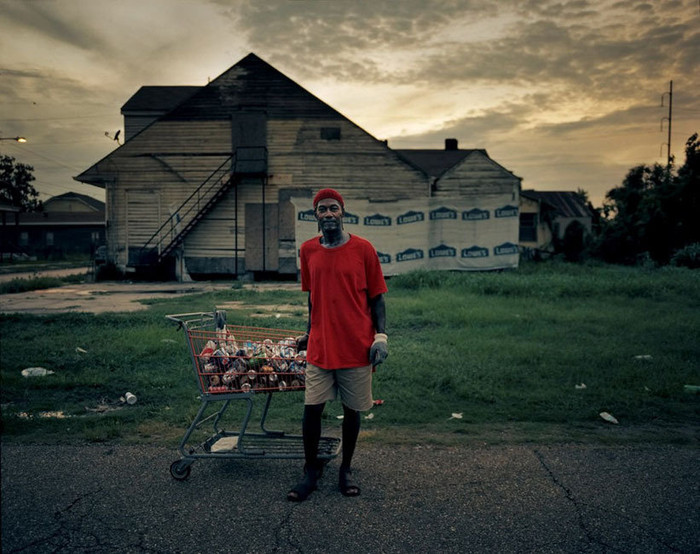 Một người đàn ông đi lượm ve chai Một người đàn ông đi lượm ve chai