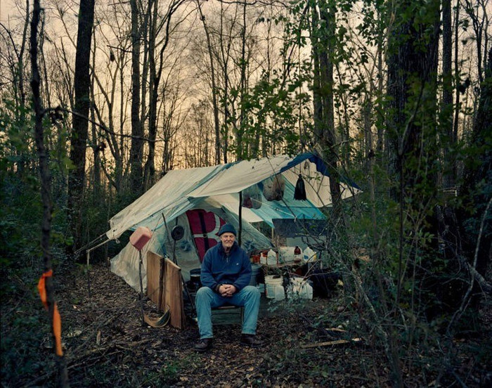 Dựng lán nơi bìa rừng, lượm lặt từng mảng nilon làm mái Dựng lán nơi bìa rừng, lượm lặt từng mảng nilon làm mái