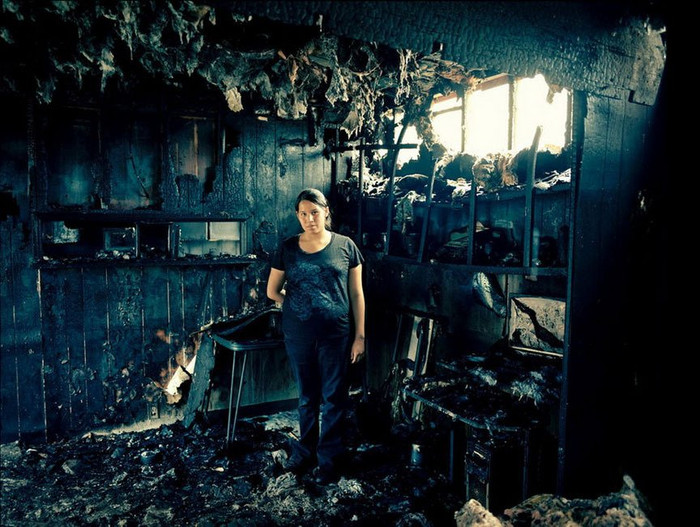 Trong gian kho bỏ hoang sau khi bị hoả hoạn Trong gian kho bỏ hoang sau khi bị hoả hoạn