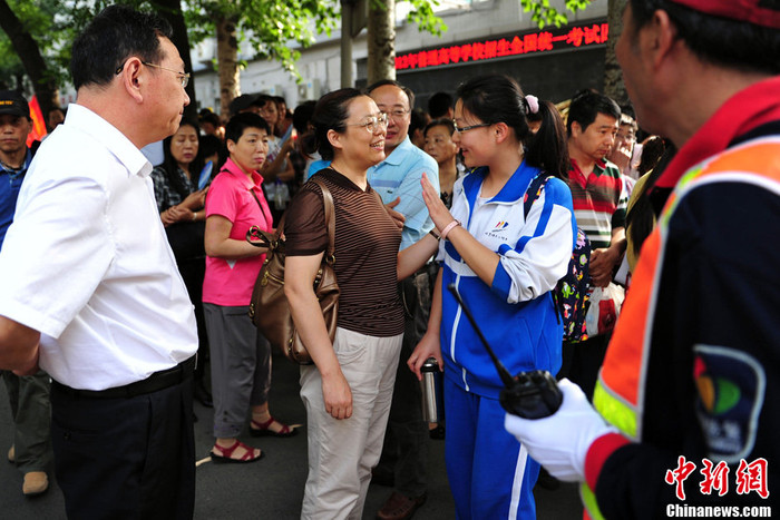 Tiễn con vào phòng thi Tiễn con vào phòng thi