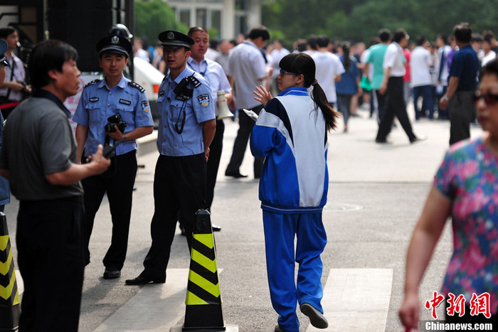 Trước cổng trường thi, phụ huynh học sinh và nhân viên an ninh chờ đợi Trước cổng trường thi, phụ huynh học sinh và nhân viên an ninh chờ đợi