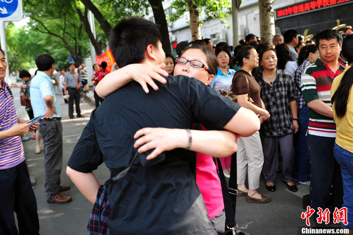 Động viên con trước giờ vào phòng thi Động viên con trước giờ vào phòng thi