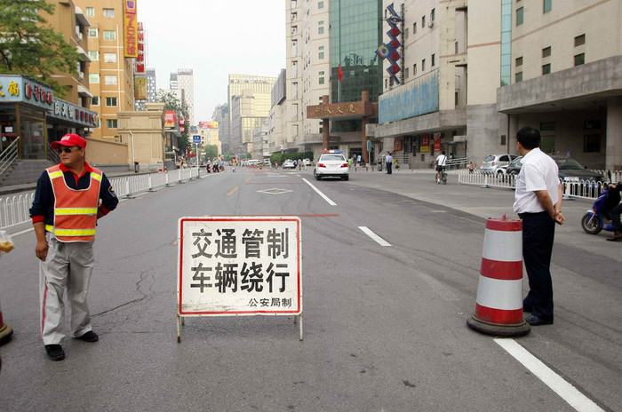 Một điểm thi đại học tại Bắc Kinh sáng sớm hôm nay được lực lượng chức năng địa phương đặt biển cấm các phương tiện giao thông qua lại trong thời gian thi đại học Một điểm thi đại học tại Bắc Kinh sáng sớm hôm nay được lực lượng chức năng địa phương đặt biển cấm các phương tiện giao thông qua lại trong thời gian thi đại học