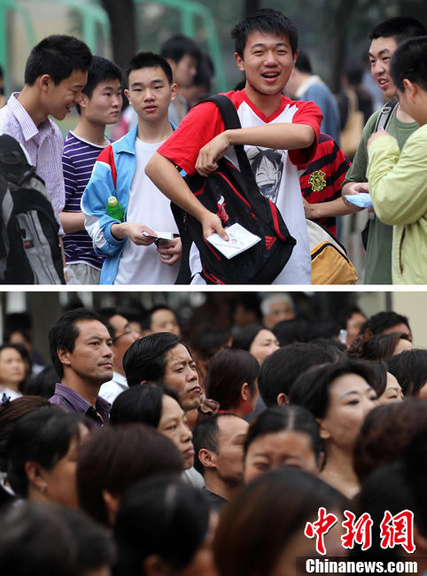 Thí sinh và phụ huynh trước giờ G Thí sinh và phụ huynh trước giờ G